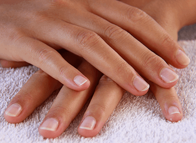 4 GESTES POUR DES ONGLES AU TOP